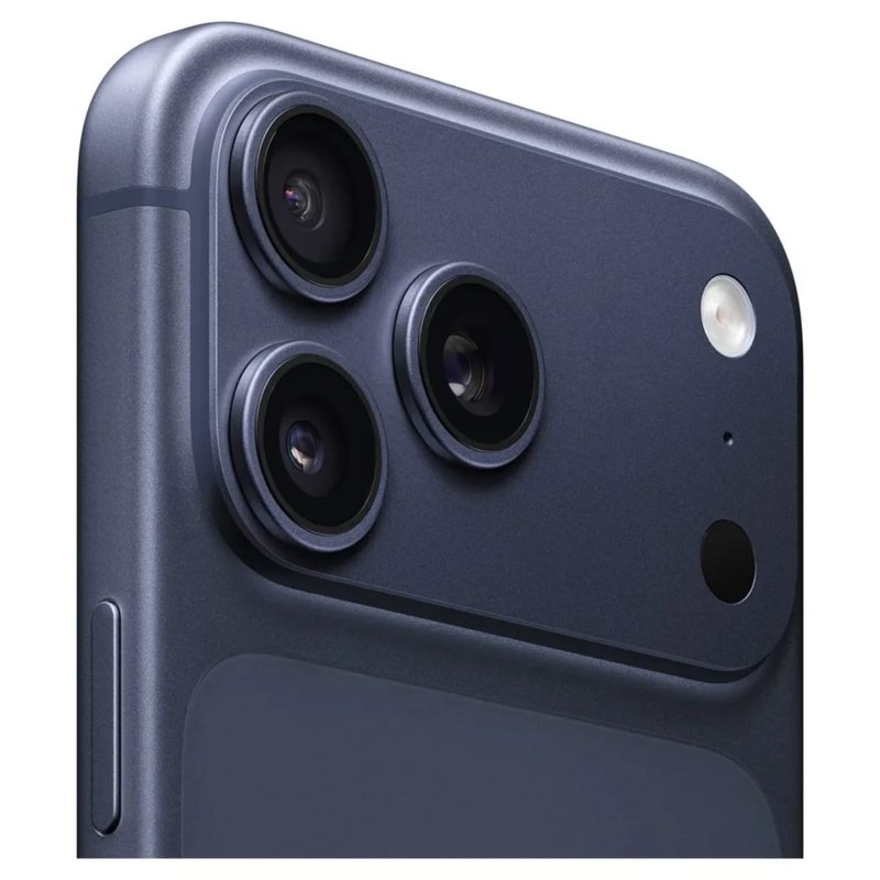 Detalhe das três câmeras traseiras do iPhone 17 Pro Max azul profundo